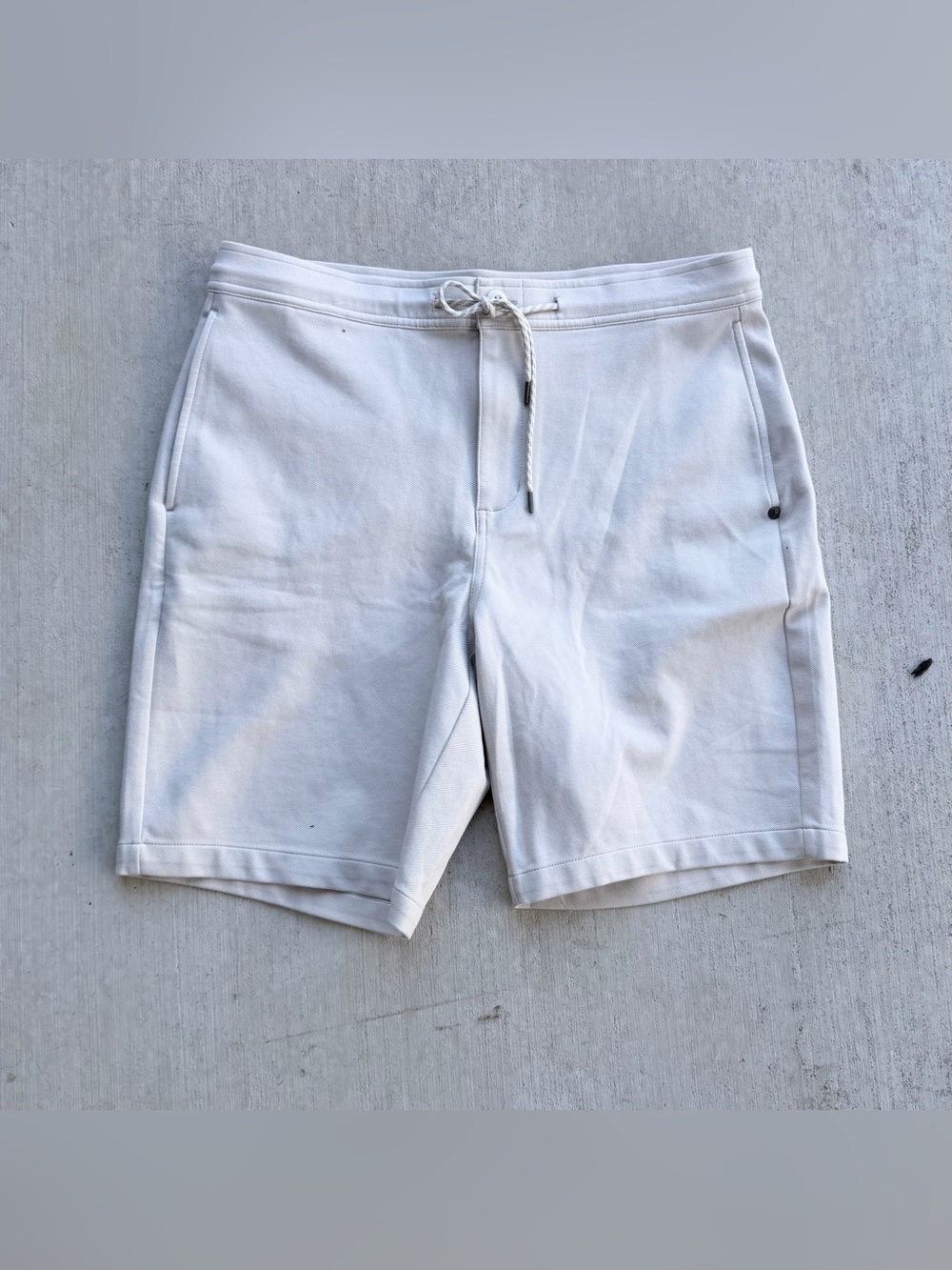 Vuori Ponto Shorts Drawstring Men Size Large Ivory Active Performance